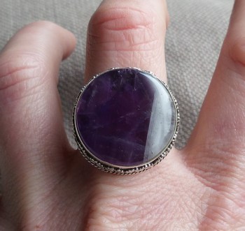Zilveren ring ronde Chevron Amethist bewerkte setting 18 mm