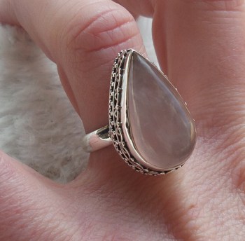 Zilveren ring gezet met druppelvorm Rozenkwarts 17.5 mm