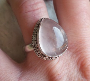 Zilveren ring met druppelvorm cabochon Rozenkwarts 17.5 mm