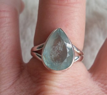 Zilveren ring met druppelvorm facet Aquamarijn ring maat 18 mm
