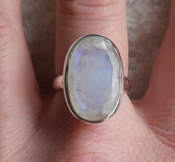 Zilveren ring gezet met ovale facet regenboog Maansteen 18 mm.