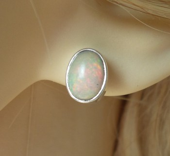 Zilveren oorknoppen gezet met Ethiopische Opaal