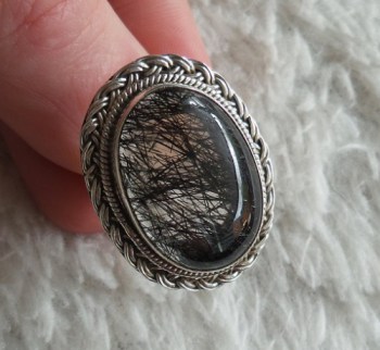 Zilveren ring gezet met Toermalijnkwarts en bewerkte kop 17.5 mm