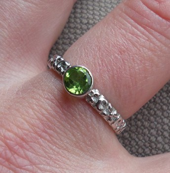 Zilveren ring gezet met ronde Peridot maat 18 mm