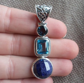 Zilveren hanger gezet met ronde Saffier en blauwe Topazen