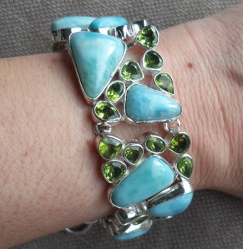 Zilveren armband gezet met Larimar en Peridot