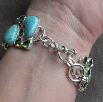 Zilveren armband gezet met Larimar en Peridot