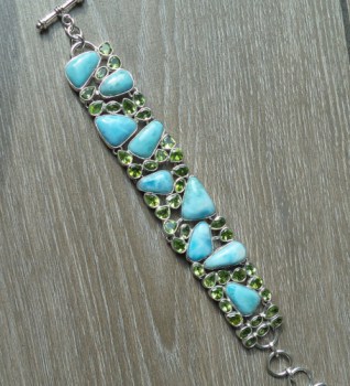 Zilveren armband gezet met Larimar en Peridot