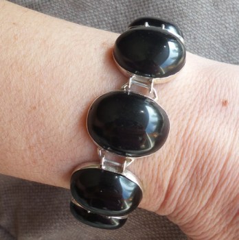 Zilveren armband gezet met ovale cabochon zwarte Onyxen