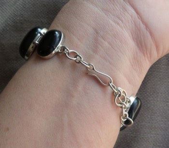 Zilveren armband gezet met ovale cabochon zwarte Onyxen