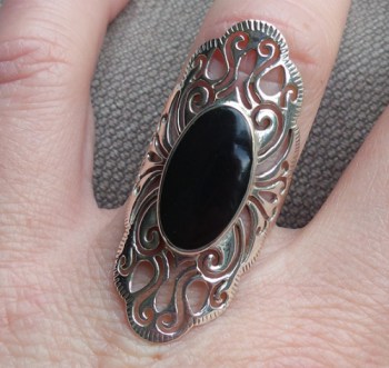 Zilveren ring met ovale Onyx open bewerkte kop 16.5 mm