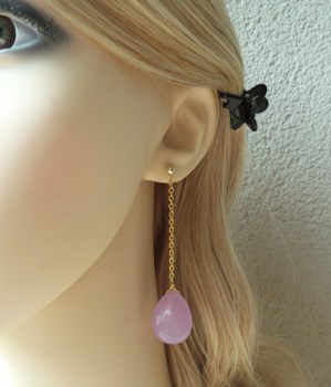 Vergulde zilveren lange oorbellen gezet met paarse Jade briolet