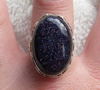 Zilveren ring met ovale blauwe Goudsteen bewerkte setting 18 mm.