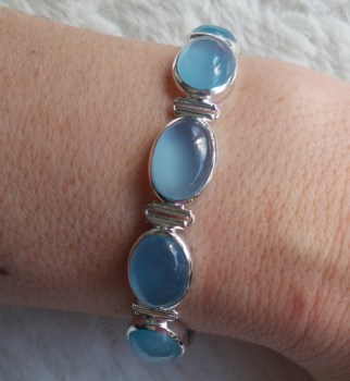 Zilveren armband gezet met ovale Chalcedoon schakels