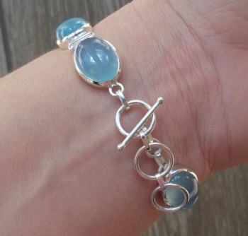 Zilveren armband gezet met ovale Chalcedoon schakels