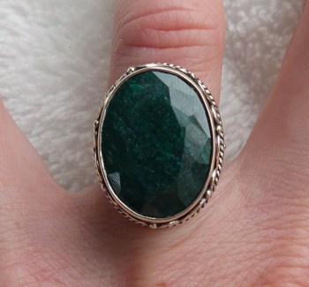 Zilveren edelsteen ring Emerald in bewerkte setting maat 16.5 mm