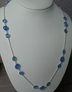 Zilveren ketting gezet met ronde facet blauw Chalcedoon