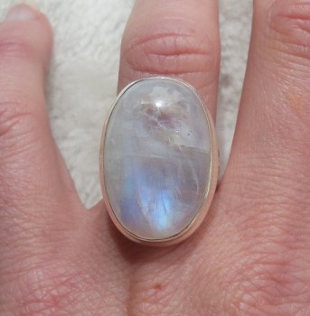 Zilveren ring gezet met ovale regenboog Maansteen 17.5 mm