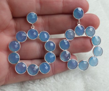 Zilveren oorbellen met ronde facet blauw Chalcedoon stenen