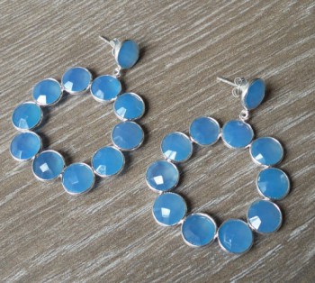 Zilveren oorbellen met ronde facet blauw Chalcedoon stenen