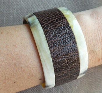 Armband van Buffelhoorn en leer