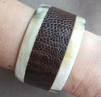 Armband van Buffelhoorn en leer