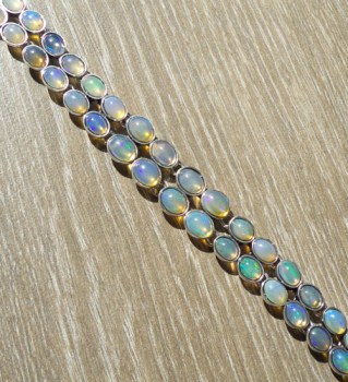 Zilveren armband gezet met ovale Ethiopische Opalen