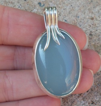 Zilveren hanger ovale aqua Chalcedoon in strakke setting