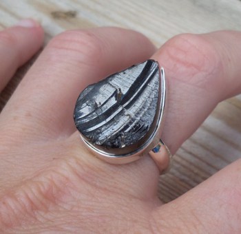 Zilveren ring gezet met druppelvorm Shungiet 19.3 mm