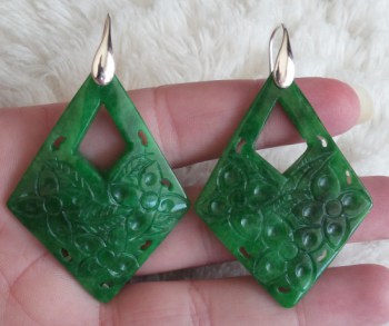 Zilveren oorbellen met uitgesneden groene Jade