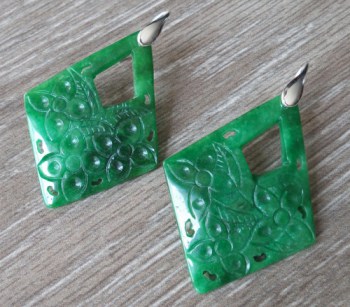 Zilveren oorbellen met uitgesneden groene Jade