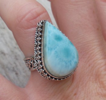 Zilveren ring met druppelvorm Larimar in bewerkte setting 16.5 m