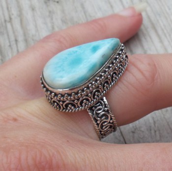 Zilveren ring met druppelvorm Larimar in bewerkte setting 16.5 m