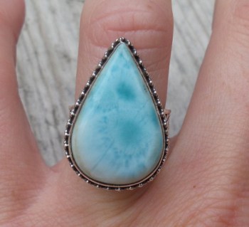 Zilveren ring met druppelvorm Larimar in bewerkte setting 16.5 m