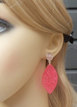 Zilveren oorbellen met roze Chalcedoon en uitgesneden roze Jade