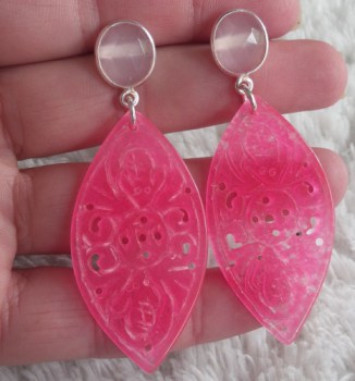 Zilveren oorbellen met roze Chalcedoon en uitgesneden roze Jade