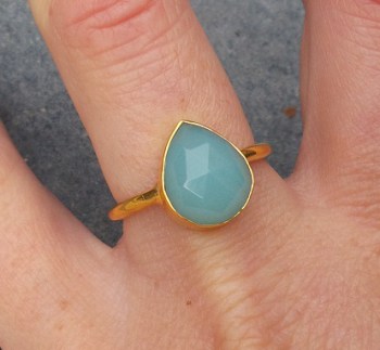 Vergulde ring met druppelvorm facet aqua Chalcedoon 18.5 mm