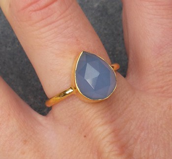 Vergulde ring met druppelvorm facet blauw Chalcedoon 18.5 mm