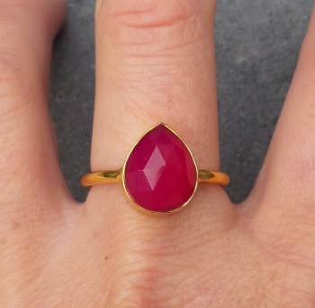 Vergulde ring met druppelvorm facet fuchsia Chalcedoon 18.5 mm