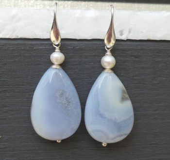 Zilveren oorbellen met blauw Lace Agaat briolet en Parel