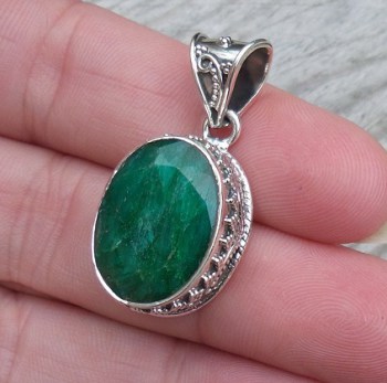 Zilveren hanger met ovale Emerald gezet in bewerkte setting