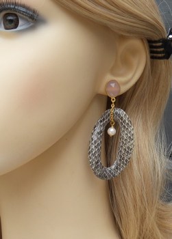 Vergulde oorbellen met wavy ring van Slangenleer en roze Chalced