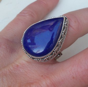 Zilveren ring druppelvorm Lapis Lazuli in bewerkte setting 17 mm