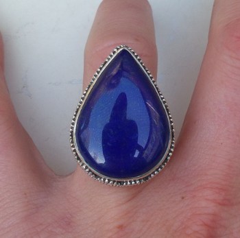 Zilveren ring druppelvorm Lapis Lazuli in bewerkte setting 17 mm