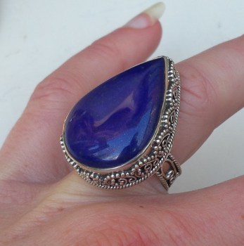 Zilveren ring druppelvorm Lapis Lazuli in bewerkte setting 17 mm