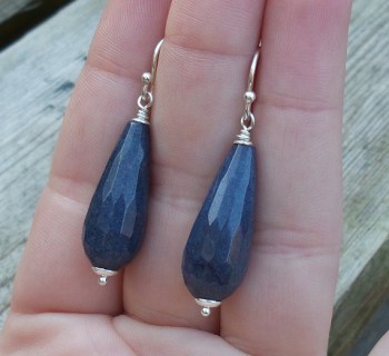 Zilveren oorbellen met donker blauwe Jade briolet