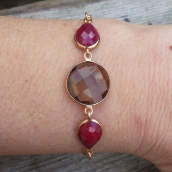 Vergulde armband met ronde Smokey Topaas en Robijnen