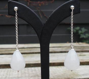 Zilveren lange oorbellen met witte Jade briolet