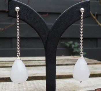 Zilveren lange oorbellen met witte Jade briolet
