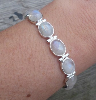 Zilveren armband gezet met ovale cabochon geslepen Maansteen